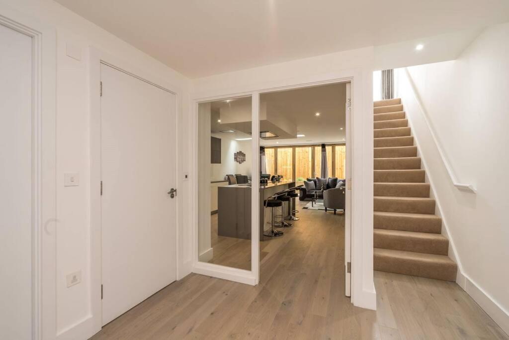Апартаменты Luxurious & Modern Townhouse In Hammersmith Лондон Экстерьер фото